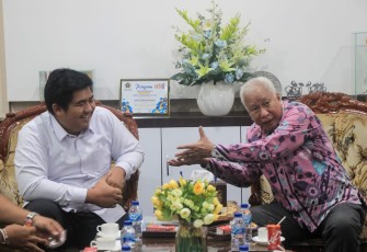 Plt Bupati Bintan Roby Kurniawan saat melakukan Audiensi bersama Panitia Festival Sastra Bintan di Ruang Pertemuan Kantor Bupati Bintan, Selasa (09/08) 