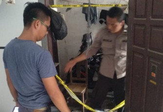 Polsek Selebar saat melakukan Olah TKP dan memasang garis polisi.
