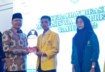 Gubernur Bengkulu Rohidin Mersyah saat memberikan beasiswa ke mahasiswa berprestasi di Balai Raya Semarak, Kamis (17/11).