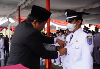 Pemasangan tanda jabatan Kades terpilih oleh Bupati Bengkulu Utara, Ir.H.Mian