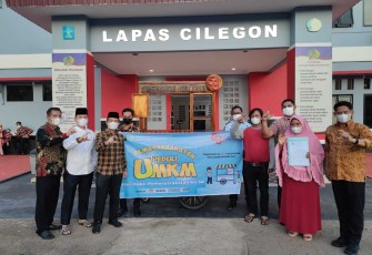 Foto bersama pemberian Bantuan Gerobak dari Lapas Cilegon ke Pelaku Usaha