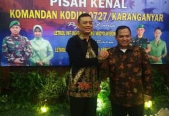 Letkol Inf Andri Army Yudha Ardhitama (kiri) dan Letkol Inf Ikhsan Agung Widyo Wibowo (kanan), dalam acara Pisah Kenal Dandim 0727/Karanganyar, di Pendopo Rumah Dinas Bupati Karanganyar, Selasa (21/6/2022) malam.