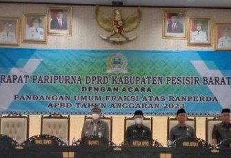 Bupati Pesibar, Agus Istiqlal, bersama Wabup, A. Zulqoini Syarif, hadir dalam rapat tersebut, bertempat di Kantor DPRD, Kecamatan Pesisir Tengah, Kamis, (06/10/2022).
