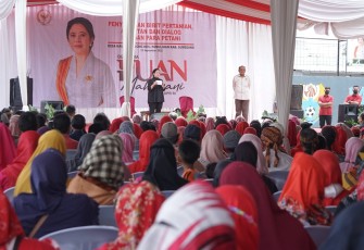Ketua DPR RI Puan Maharani saat melakuan dialog dengan petani dan warga Desa Haurngombong, Pamulihan, Sumedang, Jawa Barat, Jumat (23/9/2022).. 