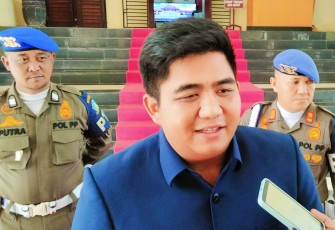 Bupati Bintan Roby Kurniawan usai rapat paripurna
