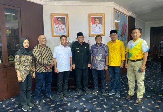 Wakil Bupati Lingga Neko Wesha Pawelloy saat bertemu Gubernur Kepulauan Riau H. Ansar Ahmad