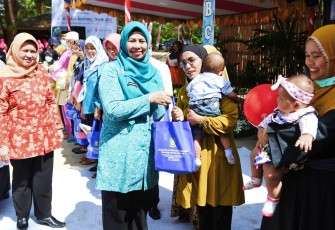 Ketua TP-PKK Kepri Hj. Dewi Kumalasari Ansar usai membuka kegiatan Festival Kuliner 