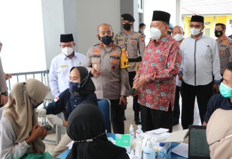 Kapolda Bengkulu bersama Rektor UIN saat meninjau pelaksanaan Vaksinasi