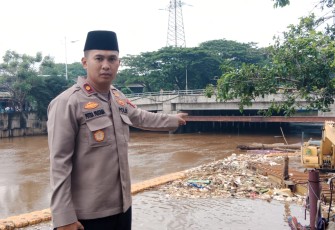 Kapolsek Tambora Polres Metro Jakarta Barat Kompol Putra Pratama saat menunjukan titik lokasi penemuan mayat.