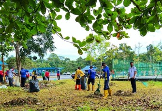 Petugas saat melakukan pembersihan di lokasi