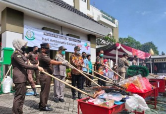 Kajari Tulungagung saat Musnahkan Barang Bukti dari 116 Perkara Tahun 2022