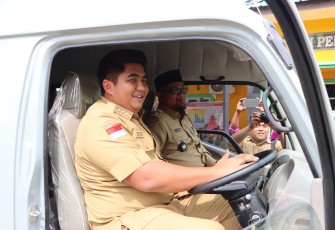 Roby saat Serahkan Satu Unit Mini Bus di Desa Berakit.
