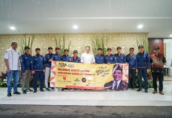  Bamsoet saat melepas secara simbolik para atlet balap sepeda MULA Cycling, di Jakarta, Jumat (7/10/22).