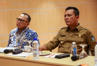 Gubernur Ansar saat Ikuti Rapat Pengendalian Inflasi Dari Batam 