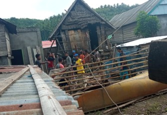 Gotong royong memindahkan dan membangun rumah