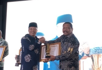 Penyerahan piagam penghargaan oleh Gubernur Rohidin ke Bupati Mian
