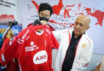 MenKopUKM Teten Masduki saat melihat Pengembangan Produk UKM dalam mendukung Olahraga Nasional Indonesia di Hotel Sultan, Jakarta, Selasa (13/9).