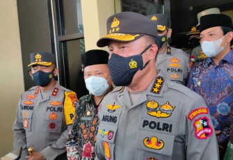 Irwasum Polri Komjen Pol Drs., Agung Budi Maryoto, M.Si saat diwawancarai awak media Kamis (10/03/2022)