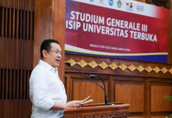 Bamsoet saat menjadi pembicara kunci dalam Studium Generale III FHISIP Universitas Terbuka bertema 'Peran UMKM dalam Menghadapi Persaingan Global Pasca Pandemi', di Gedung Wiswa Sabha Denpasar, Bali, Minggu (27/11/22).