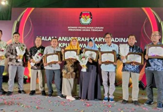 KPU Karanganyar Raih Enam Penghargaan Karya Adinata dari KPU Provinsi Jawa Tengah, Rabu (29/12/2022). Foto : Istimewa