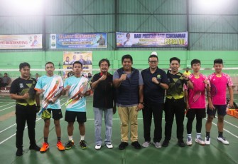 Plt Bupati Bintan Roby Kurniawan menyaksikan pertandingan semi final Popda Kepri Ke VIII cabor pencak silat di Gedung Community Centre Kawal, Kamis (28/07).