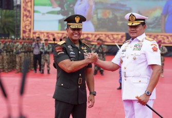 Jenderal TNI Andika Perkasa dan Laksamana TNI Yudo Margono, S.E., M.M., dalam upacara militer yang digelar di lapangan Plaza Mabes TNI, Cilangkap, Jakarta Timur, Selasa (20/12/2022).