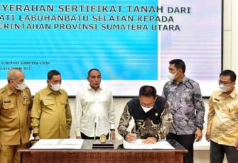 Bupati Labuhanbatu Selatan H Edimin saat Hibahkan Lahan 5.000 Meter kepada Pemerintah Provinsi (Pemprov) Sumut untuk Kantor Samsat, Selasa (21/06). 