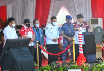 Gubernur Kepulauan Riau Ansar Ahmad mendampingi Menteri Hukum dan Hak Azasi Manusia (Menkumham) RI Yasona Laoli menghadiri peringatan Hari Bhkati Imigrasi ke-72