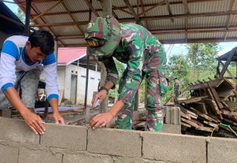 Satgas Pamtas Yonif 645/GTY bersama Warga saat Karya Bhakti Pembangunan Pascabencana Kebakaran