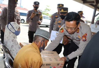 Kapolres Mukomuko Polda Bengkulu, AKBP Nuswanto, SH, S. IK, MH, pagi hari kemarin Kamis (22/09) saat menyerahkan paket sembako ke warga terdampak kenaikan BBM