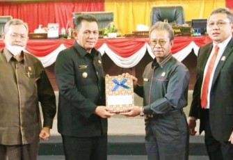 Gubernur Kepulauan Riau H. Ansar Ahmad saat hadir langsung pada Sidang Paripurna yang dipimpin oleh Ketua DPRD Kepri Jumaga Nadeak, di Ruang Rapat Sidang Utama DPRD Provinsi Kepri, Rabu (23/11).