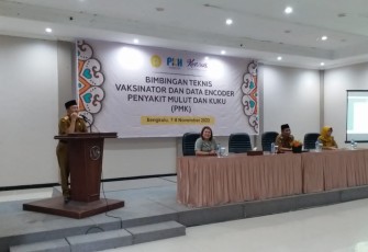 Sekda Provinsi Bengkulu Hamka Sabri saat membuka secara resmi Bimtek Vaksinator Cegah PMK.