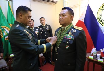 Panglima Angkatan Darat Filipina saat Anugerahi Kasad Tanda Kehormatan "Combat Kagitingan Badge" Level Tertinggi