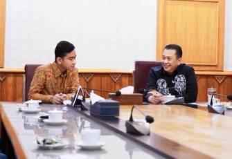 Bamsoet saat bertemu Walikota Surakarta sekaligus Ketua Dewan Pembina IMI Jawa Tengah Gibran Rakabuming Raka, di Surakarta, Kamis (17/11/22).