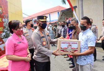 Kapolda Bengkulu Irjen Pol Drs. Agung wicaksono, M.Si saat salurkan paket sembako ke masyarakat