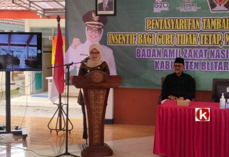 Bupati Blitar Rini Syarifah Berikan Sambutan Pada Acara Pentasyarufan Tambahan Insentif bagi GTT Madin dan TPQ (foto : Faisal NR / Klikwarta.com)