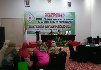 Workshop bertajuk 'Peningkatan Kapasitas Perempuan Dalam Bidang Hukum, Politik dan Ekonomi yang digelar LSM Tunas Lintas Perempuan' di Hotel Surabaya Suite, Minggu (26/6/2022).