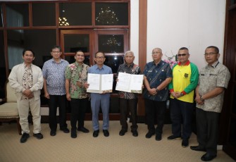 PT Inalum Persero saat Serahkan Dam Truk Pengangkut Sampah Kepada Pemerintah Kabupaten Asahan