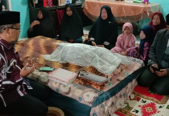 Pj Wali Kota Payakumbuh melayat kerumah duka korban jilatan api bakso bakar.