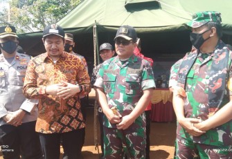 Wakil Bupati Bengkulu Utara saat mendampingi Tim Wasev Mabes TNI, saat peninjauan di lokasi TMMD ke 114, di Desa Suka Mulya, Kecamatan Giri Mulya.