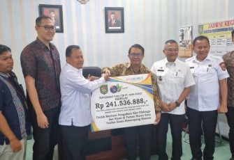 Pemkab Asahan saat Terima CSR dari PT Bank Sumut