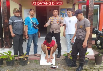 Tersangka (diborgol) saat diamankan