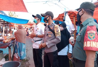 Pilar Desa Air Sulau saat Keliling Pasar Imbau Prokes dan Bagikan Masker