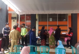 Polri saat Kawal Pembagian Dana Inflasi kepada Warga Terdampak 