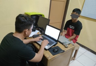Pelaku saat diperiksa penyidik