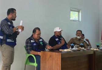 Musyawarah di Kantor Desa Gunung Selan, menghadirkan pihak Perusahaan PT PMN dengan masyarakat Desa Gunung Selan, sekaligus unsur Tripika Kecamatan Kota Arga Makmur, Selasa 8 Februari 2022.