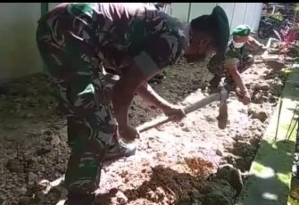 Babinsa Bersama Guru dan Murid SDN 1 Mojo saat Tanam Pohon