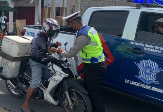 Satgas Preemtif Ops Keselamatan Polres Mukomuko Bagikan Masker dan Stiker
