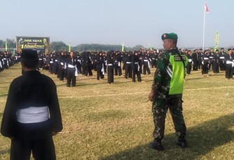 Danramil Kebonsari saat Pimpin Pengamanan Peragaan Jurus Kolosal PSHT