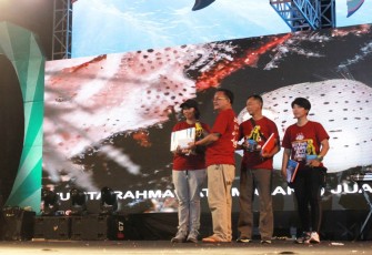 Walikota Bitung saat menyerahkan hadiah pada salah satu pemenang lomba